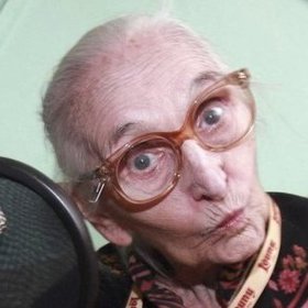 Narodila se v Praze. Původním povoláním byla učitelka.