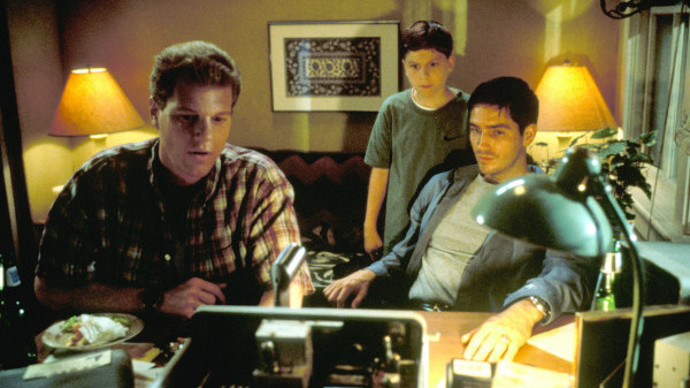 Jednoho poklidného večera roku 1999 najde John Sullivan starou vysílačku, která patřila jeho otci.