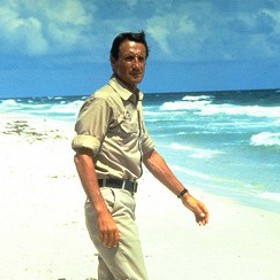 Když se u pláží rekreačního městečka začnou ztrácet lidé a moře vyplaví tělo kosatky s obřími kousanci, je si policejní náčelník jistý, že se opět objevil bílý lidožravý žralok. I přes jeho naléhání však vedení města odmítá uzavřít pláže a vyhlásit pohotovost.