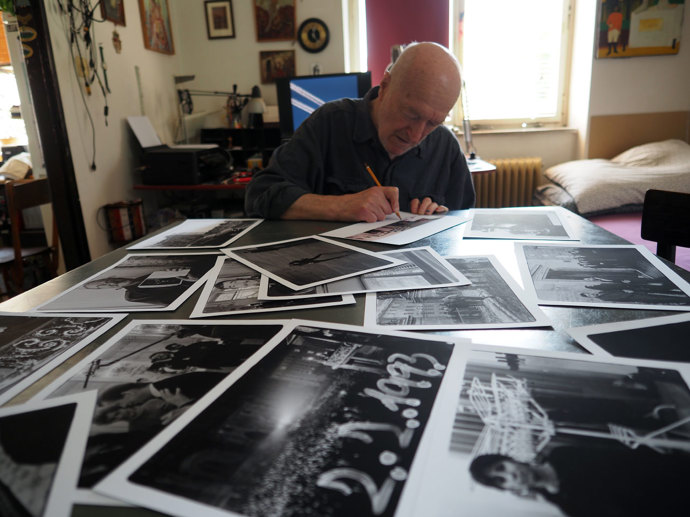 Cyklus krátkých dokumentů zachycuje prostřednictvím 30 fotografií zlomové či významné okamžiky naší doby od 17. listopadu 1989 do konce roku 2018.