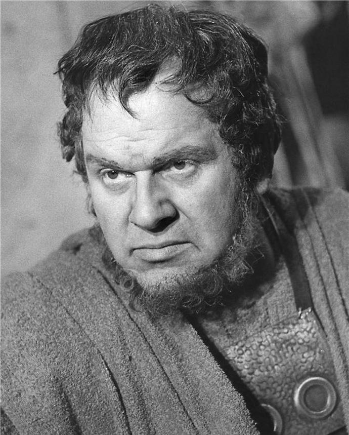 V Národním divadle ztvárnil řadu rolí. Zde ho vidíme ve hře Děvka z města Théby (1967). Příznačný název...