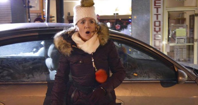 Setkají se jeho nemotorné námluvy s vysněnou odpovědí ztřeštěné, naivní a nespoutané, půvabné Tanyi? A který polibek je opravdu pravý? 