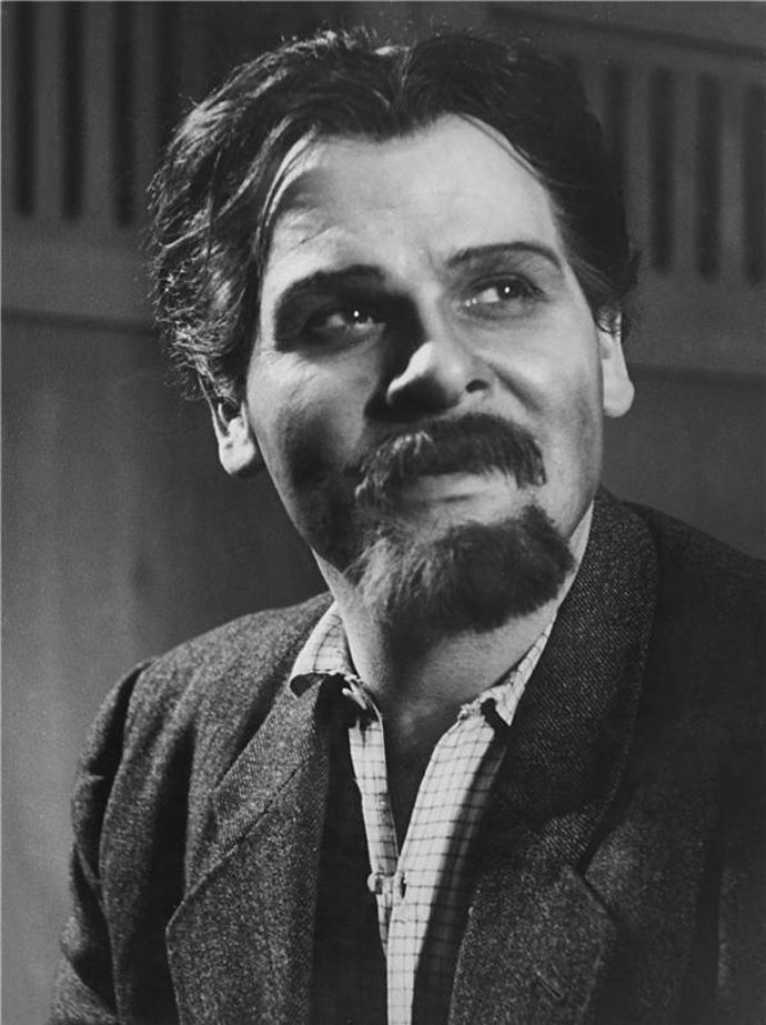 Vítězslav Vejražka jako Julius Fučík v divadelní hře Lidé, bděte (1951). Role mu šla jedna báseň, miloval komunismus a byl jeho věrným sluhou, prostitutem.