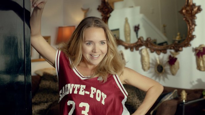 Každý člověk hledá štěstí, ale když už vám táhne na třicet a pořád žijete u rodičů, kteří s vámi jednají jako s dítětem, ztratili jste práci a láska je v nedohlednu, pak hledáte ještě intenzivněji. Tanya Cova (Lucie Vondráčková) bydlí se svými rodiči v severoamerickém městě u Velkých jezer, v trochu všední každodennosti americké společnosti.