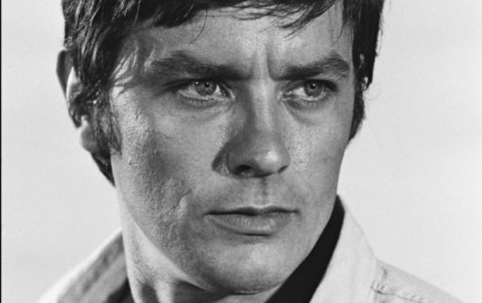 Delon získal v roce 1999 švýcarské státní občanství a obchodní společnost, spravující produkty a díla prodávaná pod jeho jménem, sídlí v Ženevě.