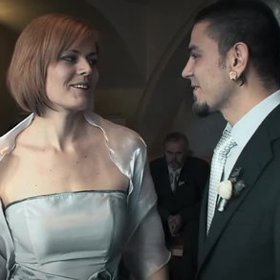 Svatbou začíná sedm let štěstí, lásky i bolestivých pádů.