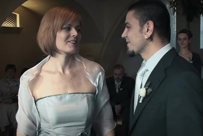 Svatbou začíná sedm let štěstí, lásky i bolestivých pádů.