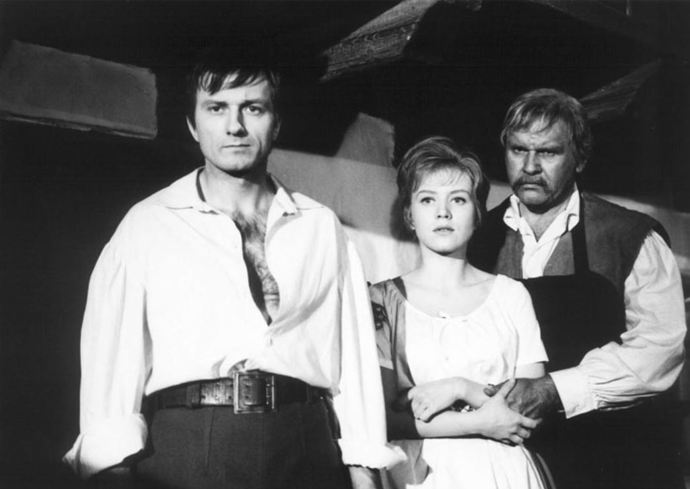 Nikdo netušil, že se za respektovaným profesorem z DAMU skrývá udavač a prostitut. Vejražka hrál i ve filmech. S Radoslavem Brzobohatým a Jaroslavou Obermaierovou ve snímku Lucerna (1967).