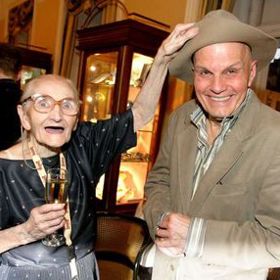 Annu Vejvodovou potkal v pražském metru. Požádala ho o autogram a protože sháněl postavu babky Kropáčkové do připravovaného filmu Kameňák, nabídl ji spolupráci.