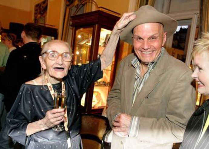 Annu Vejvodovou potkal v pražském metru. Požádala ho o autogram a protože sháněl postavu babky Kropáčkové do připravovaného filmu Kameňák, nabídl ji spolupráci.