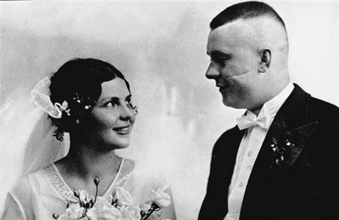 Aenne Burdová nazývaná též Královna odívání vlastním jménem Anna Magdalenne Burdová, rozená Anna Magdalene Lemmingerová byla německá vydavatelka, manažerka a podnikatelka.