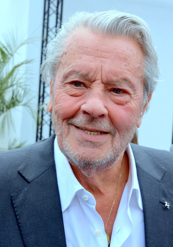 V roce 1968 během natáčení filmu Jeff se Delon setkal s francouzskou herečkou Mireille Darc a žil s ní potom téměř 15 let až do roku 1984. 