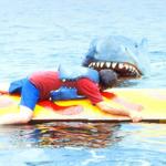 Když se u pláží rekreačního městečka začnou ztrácet lidé a moře vyplaví tělo kosatky s obřími kousanci, je si policejní náčelník jistý, že se opět objevil bílý lidožravý žralok. I přes jeho naléhání však vedení města odmítá uzavřít pláže a vyhlásit pohotovost.