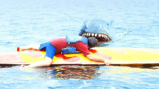 Když se u pláží rekreačního městečka začnou ztrácet lidé a moře vyplaví tělo kosatky s obřími kousanci, je si policejní náčelník jistý, že se opět objevil bílý lidožravý žralok. I přes jeho naléhání však vedení města odmítá uzavřít pláže a vyhlásit pohotovost.