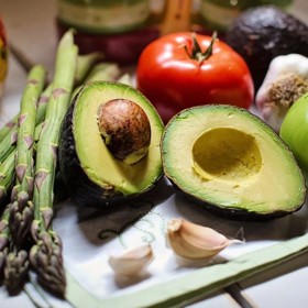 Avokádo je ale i nebezpečné! Naštěstí ne pro lidi. Obsahuje totiž látku persin, která je velmi jedovatá především pro domácí okrasné ptactvo. Andulkám či kanárkům proto avokádo nikdy nedávejte! A pro jistotu ho nenabízejte ani psům či kočkám.