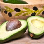 Uprostřed avokáda se nachází kulatá nejedlá pecka o průměru 3 až 5 cm. Nemusíte ji nutně vyhazovat. Zajímavé je zkusit dát ji do substrátu do květináče na vnitřním parapetu. Víte, že téměř vždy naklíčí?