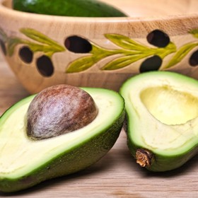 Uprostřed avokáda se nachází kulatá nejedlá pecka o průměru 3 až 5 cm. Nemusíte ji nutně vyhazovat. Zajímavé je zkusit dát ji do substrátu do květináče na vnitřním parapetu. Víte, že téměř vždy naklíčí?