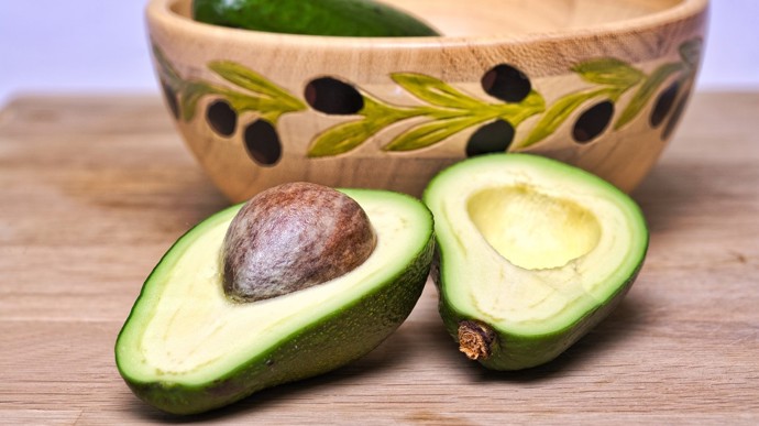 Uprostřed avokáda se nachází kulatá nejedlá pecka o průměru 3 až 5 cm. Nemusíte ji nutně vyhazovat. Zajímavé je zkusit dát ji do substrátu do květináče na vnitřním parapetu. Víte, že téměř vždy naklíčí?