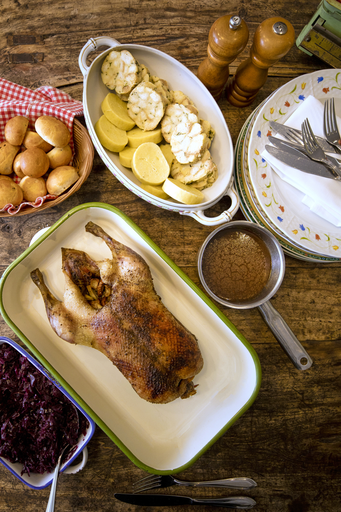 V Babiččině zahradě sáhli po klasice a dobře udělali. Jejich husa s křupavou kůrčičkou, variace knedlíků a červené zelí vás dostanou.