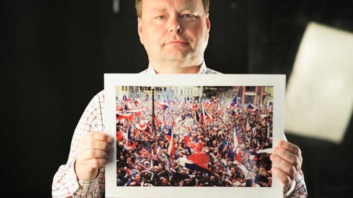 Cyklus krátkých dokumentů zachycuje prostřednictvím 30 fotografií zlomové či významné okamžiky naší doby od 17. listopadu 1989 do konce roku 2018.