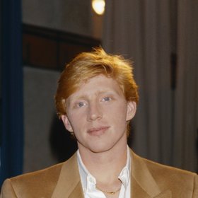Boris Becker je bývalý profesionální německý tenista, olympijský vítěz ve čtyřhře z LOH 1992 v Barceloně a trojnásobný šampion ve dvouhře na nejslavnějším turnaji světa ve Wimbledonu, na kterém se stal v roce 1985 nejmladším vítězem v jeho historii.