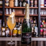 Cloudy Bubbles

Jednoduchý koktejl, který díky přidaným bublinám okouzlí hlavně hosty vánočních večírků, ale zároveň se hodí i k domácí pohodě. Pětinásobný Barman roku Martin Vogeltanz se při jeho vymýšlení nechal inspirovat oblíbenými a snadno dostupnými podzimními surovinami, jako je jablečný mošt a skořice, které doplnil šumivým vínem pro zjemnění chuti. Pokud si dáváte zrovna pauzu od alkoholu, vyzkoušejte verzi bez rumu a s nealkoholickým Bohemia Sektem.

•	2 cl světlý rum
•	1 cl medová voda
•	5 cl jablečný mošt
•	5–6 cl Bohemia Sekt demi sec
•	Sušené jablko a skořice na ozdobu

Postup: V kalíšku se středně teplou vodou rozpustíme lžičku medu v poměru 1:1. Připravenou sklenici na stopce naplníme ledem. Postupně přiléváme světlý rum, jablečný mošt a medovou vodu. Do hotového základu pomalu doléváme Bohemia Sekt demi sec. Nápoj opatrně promícháme tak, aby se všechny ingredience spojily. Na závěr dozdobíme plátkem sušeného jablka a skořicí. 

Tip barmana Martina Vogeltanze: Pro dosažení originální chuti koktejlu se určitě vyhněte použití jablečného džusu, který má jinou konzistenci i příchuť než mošt.
