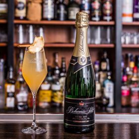 Cloudy Bubbles

Jednoduchý koktejl, který díky přidaným bublinám okouzlí hlavně hosty vánočních večírků, ale zároveň se hodí i k domácí pohodě. Pětinásobný Barman roku Martin Vogeltanz se při jeho vymýšlení nechal inspirovat oblíbenými a snadno dostupnými podzimními surovinami, jako je jablečný mošt a skořice, které doplnil šumivým vínem pro zjemnění chuti. Pokud si dáváte zrovna pauzu od alkoholu, vyzkoušejte verzi bez rumu a s nealkoholickým Bohemia Sektem.

•	2 cl světlý rum
•	1 cl medová voda
•	5 cl jablečný mošt
•	5–6 cl Bohemia Sekt demi sec
•	Sušené jablko a skořice na ozdobu

Postup: V kalíšku se středně teplou vodou rozpustíme lžičku medu v poměru 1:1. Připravenou sklenici na stopce naplníme ledem. Postupně přiléváme světlý rum, jablečný mošt a medovou vodu. Do hotového základu pomalu doléváme Bohemia Sekt demi sec. Nápoj opatrně promícháme tak, aby se všechny ingredience spojily. Na závěr dozdobíme plátkem sušeného jablka a skořicí. 

Tip barmana Martina Vogeltanze: Pro dosažení originální chuti koktejlu se určitě vyhněte použití jablečného džusu, který má jinou konzistenci i příchuť než mošt.
