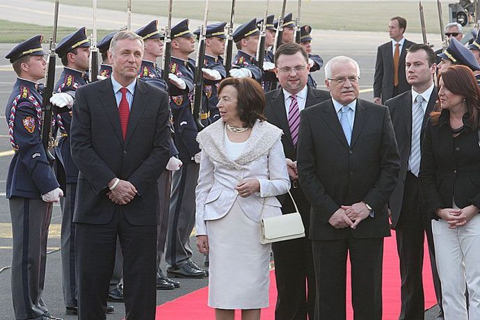 Bývalá první dáma se po skončení prezidentského mandátu svého manžela stala na pět let velvyslankyní ČR na Slovensku. Její typické kostýmy tak získaly další významné angažmá.