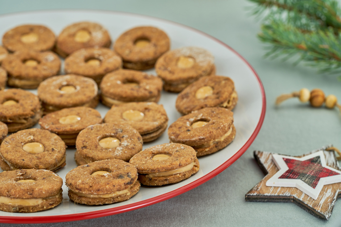 Datlová kolečka:

Datle namočte do vody a nechejte je přes noc v lednici. Druhý den vodu slijte a datle rozmixujte do podoby pasty. V míse smíchejte mouku se SMART SHAKE, špetkou soli a práškem do pečiva. Postupně přidávejte rozmixované datle, kokosový olej a po lžících mléko a vypracujte těsto, které bude mít dobrou tvarovací konzistenci. Na dobře pomoučeném válu vyválejte těsto na cca 2–3 mm tenkou placku a formičkou na linecké cukroví vykrajujte kolečka a skládejte na plech. Pečte ve vyhřáté troubě na 150 °C asi 10 minut. Vychladlé sušenky slepujte arašídovým máslem a skladujte na chladném místě. Datlová kolečka jsou výborná už 2–3 dny po odležení.

Tip: 
-	můžeme použít i jiné druhy mouky např. pohankovou nebo špaldovou celozrnnou. 
-	Pokud nemáte problém s laktózou, můžete místo rostlinného mléka použít klasické polotučné kravské mléko.
