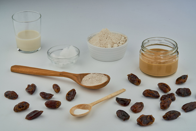 Datlová kolečka - ingredience:

Na těsto
•	200 g sušených datlí
•	100 g kokosové mouky
•	SMART SHAKE kakaový (1 odměrka)
•	30 ml rostlinného mléka (sójové, mandlové, rýžové) (3–6 PL)
•	20 ml kokosového oleje (2 PL)
•	špetka soli
•	5 g prášku do pečiva (bezfosfátový) (½ ČL – čajové lžičky) 
Na slepování koleček
•	150 g arašídového másla bez přidaného cukru

