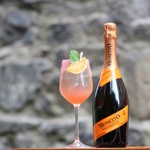 Denny Killer

100ml Prosecco Mionetto
40ml Hayman‘s sloe gin
15ml Čerstvá limetková šťáva
Dekor – Sušený pomeranč a krusta ze sušených malin

Recept na tento koktejl vznikl ve spolupráci s píseckým barem Revolution Bar.
