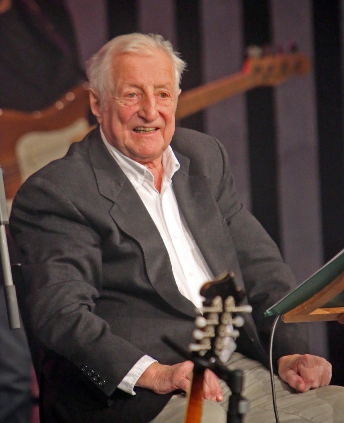 Pavel Bobek trávil své dětství v pražském Břevnově. Jeho otec Václav byl stavebním inženýrem a měl také hudební nadání (hrál na piano a působil coby kapelník místní břevnovské kapely).