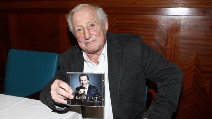 První pěvecké pokusy se odbývaly v betonovém bazénku na zahradě u domova, jenž se zakrýval dřevěným víkem. Malý Pavel si do bazénu vlezl, zakryl jej víkem a prozpěvoval si, domnívaje se, že jej nikdo neslyší.