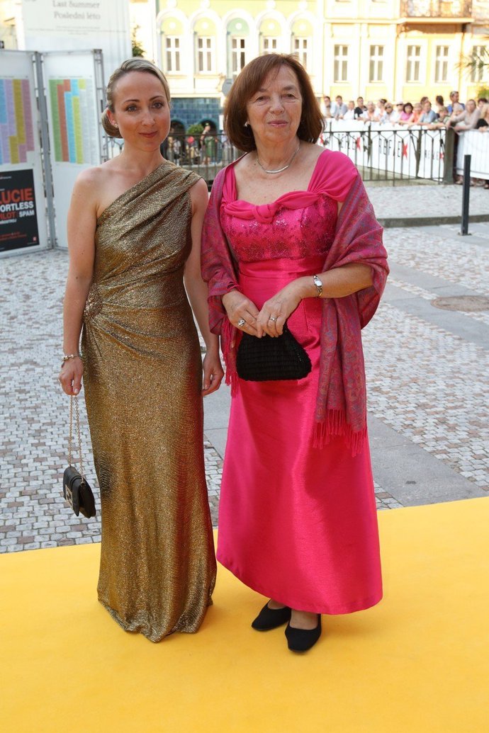 Stejně tak ale nepohrdne výraznějším tónem růžové.