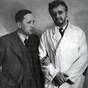 Svou hereckou dráhu zahájil Hugo Haas krátce po vzniku Československé republiky v Brně. Jeho profesorem na brněnské konzervatoři byl mimo jiné význačný hudební skladatel Leoš Janáček. V Praze pak absolvoval krátké angažmá v divadle "Komedie", a byl členem "Městského divadla" na Vinohradech.