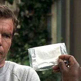 Zkusí ji zapojit a podaří se mu navázat kontakt.