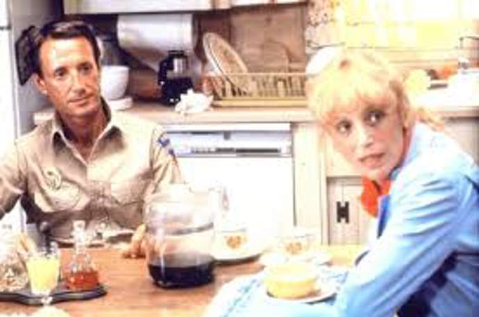 Když se u pláží rekreačního městečka začnou ztrácet lidé a moře vyplaví tělo kosatky s obřími kousanci, je si policejní náčelník jistý, že se opět objevil bílý lidožravý žralok. I přes jeho naléhání však vedení města odmítá uzavřít pláže a vyhlásit pohotovost.