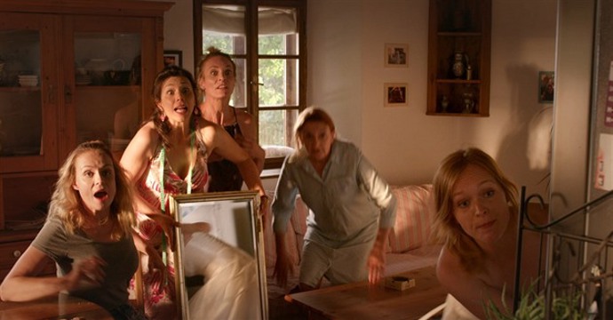 Dvě nevěsty a jeden pohřeb je česká komedie o dvou sestrách, které se zamilují do stejného muže.