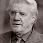 Jaroslav Moučka (9. listopadu 1923 až 26. prosince 2009) se skrze ochotníky dostal do divadla a 40 let strávil na Vinohradech, kde ztvárnil 150 rolí. Pravidelně se objevoval v menších rolích ve filmu a v televizních seriálech (Taková normální rodinka, Chalupáři, Okres na severu).