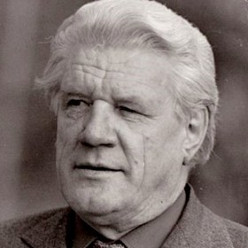 Jaroslav Moučka (9. listopadu 1923 až 26. prosince 2009) se skrze ochotníky dostal do divadla a 40 let strávil na Vinohradech, kde ztvárnil 150 rolí. Pravidelně se objevoval v menších rolích ve filmu a v televizních seriálech (Taková normální rodinka, Chalupáři, Okres na severu).