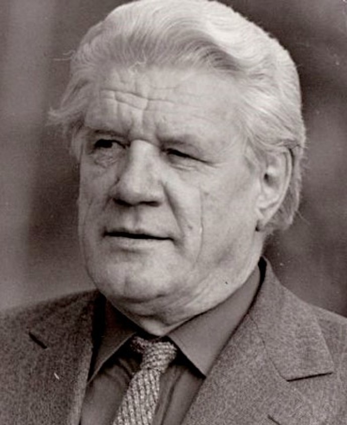 Jaroslav Moučka (9. listopadu 1923 až 26. prosince 2009) se skrze ochotníky dostal do divadla a 40 let strávil na Vinohradech, kde ztvárnil 150 rolí. Pravidelně se objevoval v menších rolích ve filmu a v televizních seriálech (Taková normální rodinka, Chalupáři, Okres na severu).