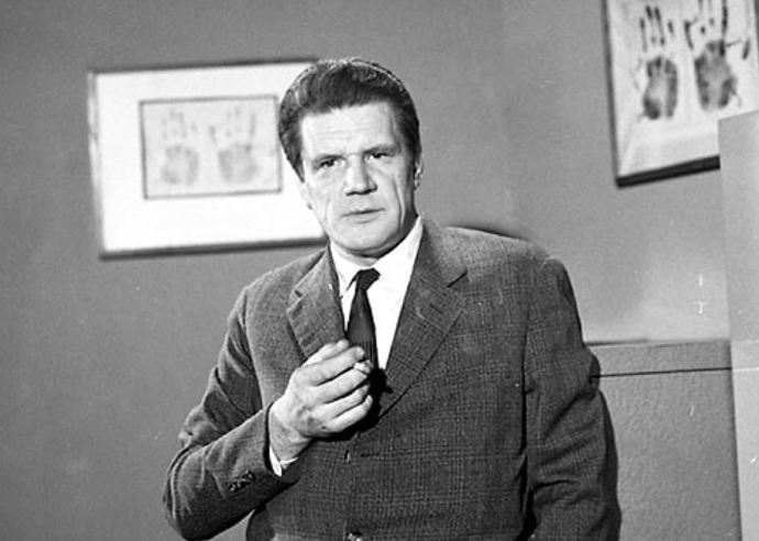 Jaroslav Moučka pocházel ze skromných poměrů a celý život ho to táhlo politicky nalevo. Přesto nesl velmi nelibě činnost svého bratra estébáka.