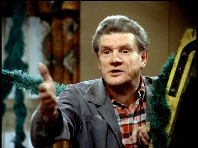 Jaroslav Moučka natočil v 80. letech televizní seriál Okres na severu, na jehož vysílání navazovaly besedy po celé zemi. Rolí Josefa Pláteníka se mezi lidi Moučka zapsal jako tvář propagandy.