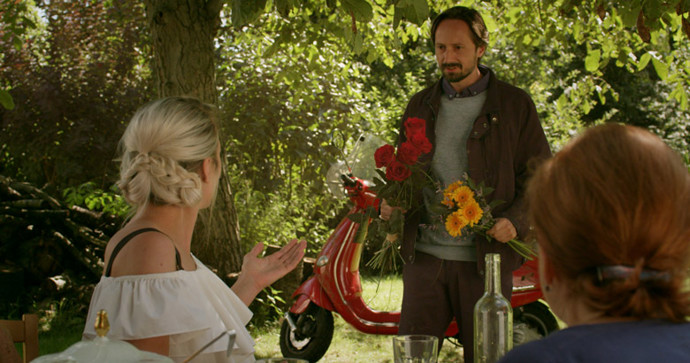 Shodou okolností tam potká bývalého přítele Jiřího, se kterým chodila před tím, než odešla dělat kariéru do Prahy.