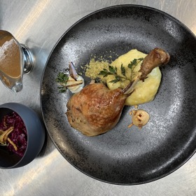 Teplické Lagarto sáhlo po klasice. Konfitované husí stehno s pyré a zelím stojí za vyzkoušení.