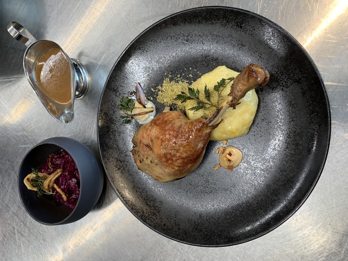 Teplické Lagarto sáhlo po klasice. Konfitované husí stehno s pyré a zelím stojí za vyzkoušení.