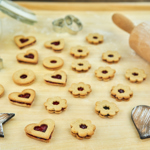 Linecké cukroví:

Máslo, žloutek, citronovou kůru a rozpuštěný med utřeme do pěny a poté přidáme mouku. Vypracujeme vláčné těsto a necháme nejlépe přes noc odpočinout v lednici.
Po vytažení z lednice necháme těsto chvíli povolit, vyválíme na cca 3 mm vysoký plát a formičkami na linecké cukroví vykrajujeme kolečka, srdíčka, hvězdičky apod., vždy v sudém počtu.
Pečeme ve vyhřáté troubě na 180 stupňů přibližně 10 minut. Upečené tvary slepujeme džemem. Linecké cukroví uschováme v chladu alespoň týden, aby se rozleželo.

Tip:
Mouku můžeme vyměnit za kokosovou, pohankovou či jinou bezlepkovou variantu.
