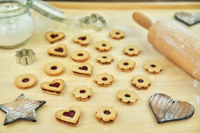 Linecké cukroví:

Máslo, žloutek, citronovou kůru a rozpuštěný med utřeme do pěny a poté přidáme mouku. Vypracujeme vláčné těsto a necháme nejlépe přes noc odpočinout v lednici.
Po vytažení z lednice necháme těsto chvíli povolit, vyválíme na cca 3 mm vysoký plát a formičkami na linecké cukroví vykrajujeme kolečka, srdíčka, hvězdičky apod., vždy v sudém počtu.
Pečeme ve vyhřáté troubě na 180 stupňů přibližně 10 minut. Upečené  slepujeme džemem. Linecké cukroví uschováme v chladu alespoň týden, aby se rozleželo.

Tip:
Mouku můžeme vyměnit za kokosovou, pohankovou či jinou bezlepkovou variantu.
