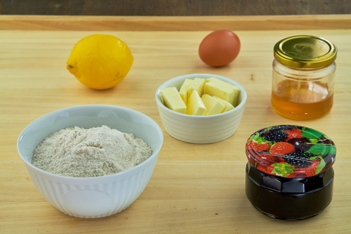 Linecké cukroví - ingredience

•	200 g celozrnné špaldové mouky
•	100 g másla
•	50 g medu
•	1 žloutek
•	strouhaná kůra z půlky citronu
•	kvalitní džem na slepení (rybíz, višně)



