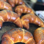 Loupáky:
Suroviny:
500 g hladká mouka
250 g mléko
85 g cukr krupice
15 g vanilkový cukr
1 žloutek
75 g měkké máslo
25 g droždí
vajíčko na potření
mák, hrubý cukr.
Postup:
V mléce rozmícháme droždí a asi 100 g mouky, přikryté necháme 1 hodinu kynout v pokojové teplotě. Po vykynutí přidáme zbylé ingredience a vypracujeme hladké, nelepivé těsto. Zakryjeme a na teplém místě necháme vykynout. Rozdělíme na dílky po 50 g, uválíme do kuličky a ty posléze do pramene, který vytvarujeme do loupáčku. Necháme na plechu s pečicím papírem vykynout. Předehřejeme troubu na 180 °C. Loupáčky potřeme rozšlehaným vajíčkem a posypeme mákem a hrubým cukrem. Pečeme prudce a krátce, asi 7-8 minut. Nejlepší jsou ještě vlažné, samozřejmě s pravým máslem a domácím jahodovým džemem.